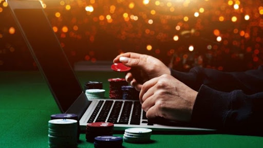Avant que vous vous intéressiez au video poker en ligne, remontez le temps et découvrez l&rsquo;histoire de ce jeu